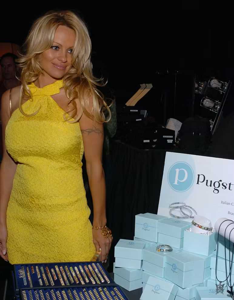pamela_anderson_italian_charm_bracelet.jpeg